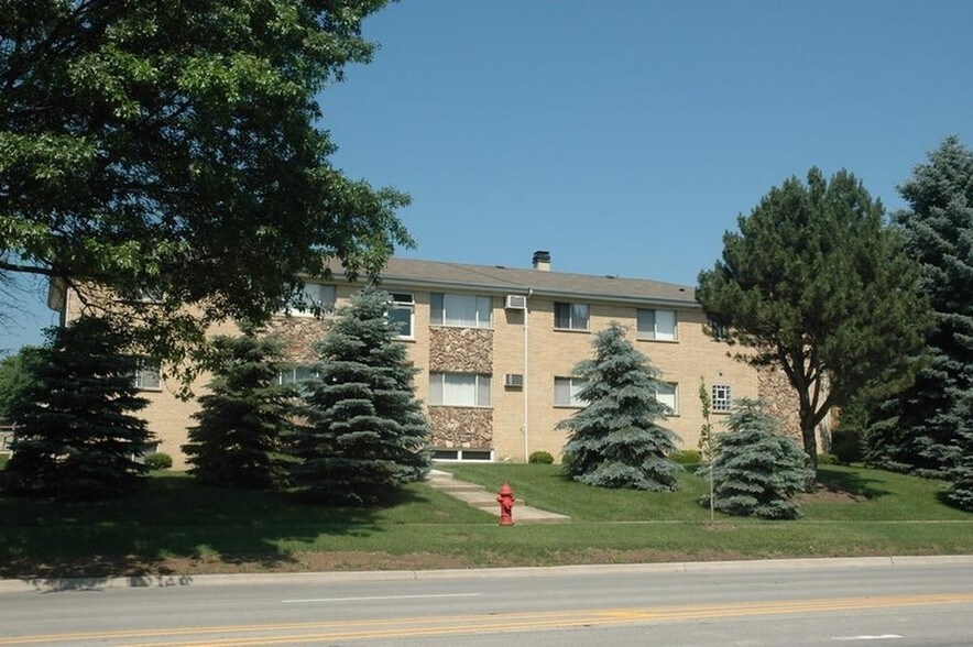 9 W Walnut Ct, Roselle, IL for sale - Primary Photo - Image 1 of 1