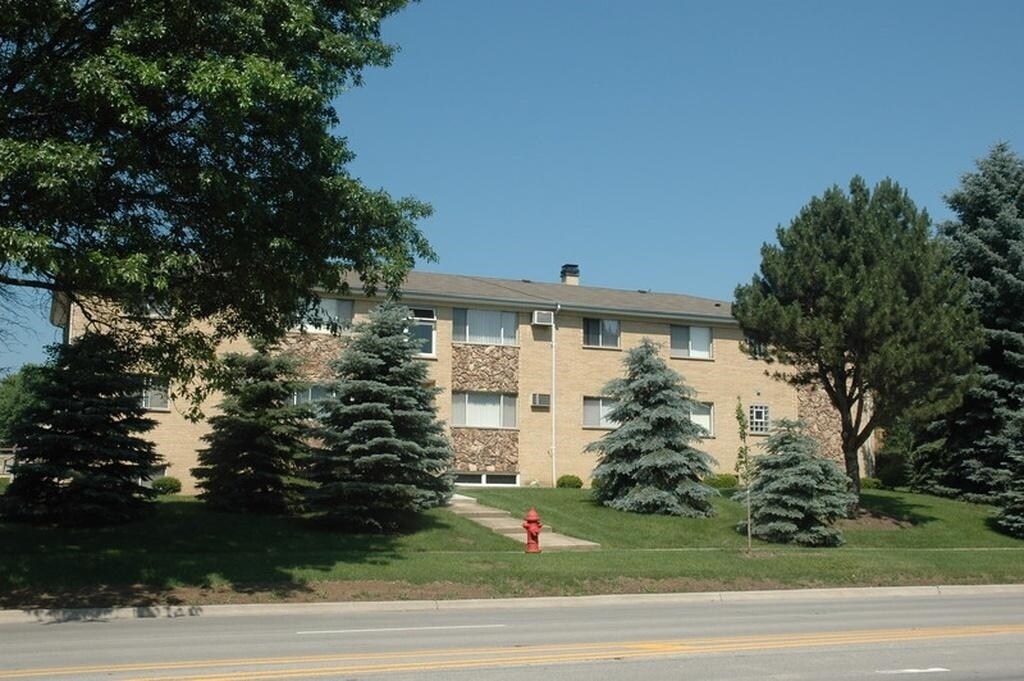 9 W Walnut Ct, Roselle, IL for sale Primary Photo- Image 1 of 1