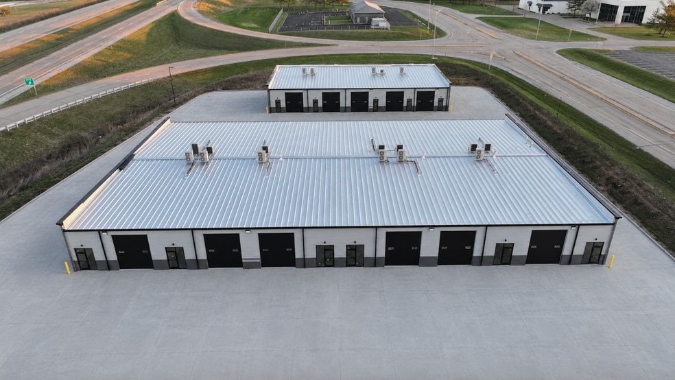 540-570 N Service Rd, Saint Peters, MO for lease - Building Photo - Image 2 of 9