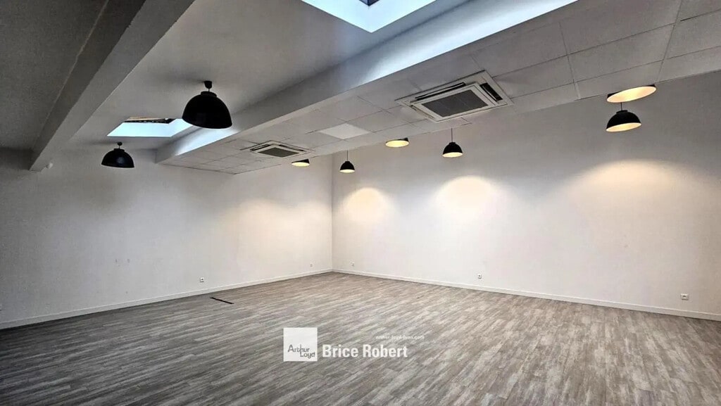 Location Bureaux 240 m² - Photo 1