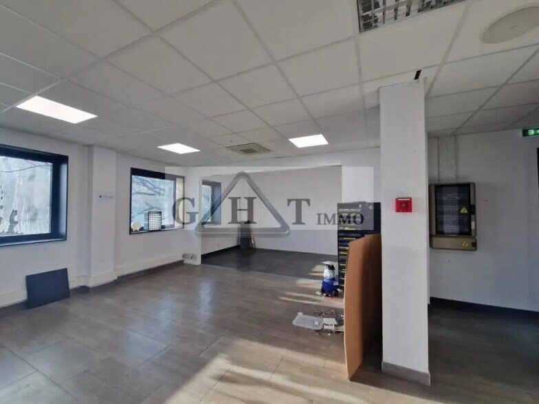 Retail in Ivry-sur-Seine for lease - Interior Photo - Image 1 of 3