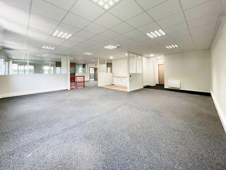 Office in Beauvais for lease - Interior Photo - Image 3 of 6