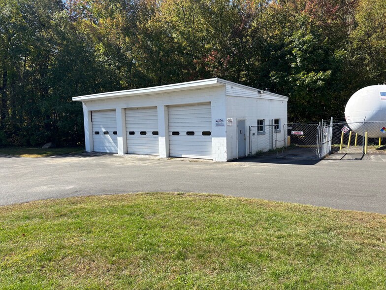 585 Wolcott Rd, Wolcott, CT for sale - Building Photo - Image 2 of 4