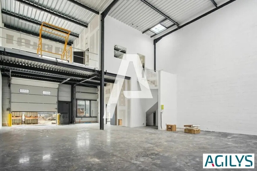 Flex in Courtry for sale - Interior Photo - Image 2 of 4