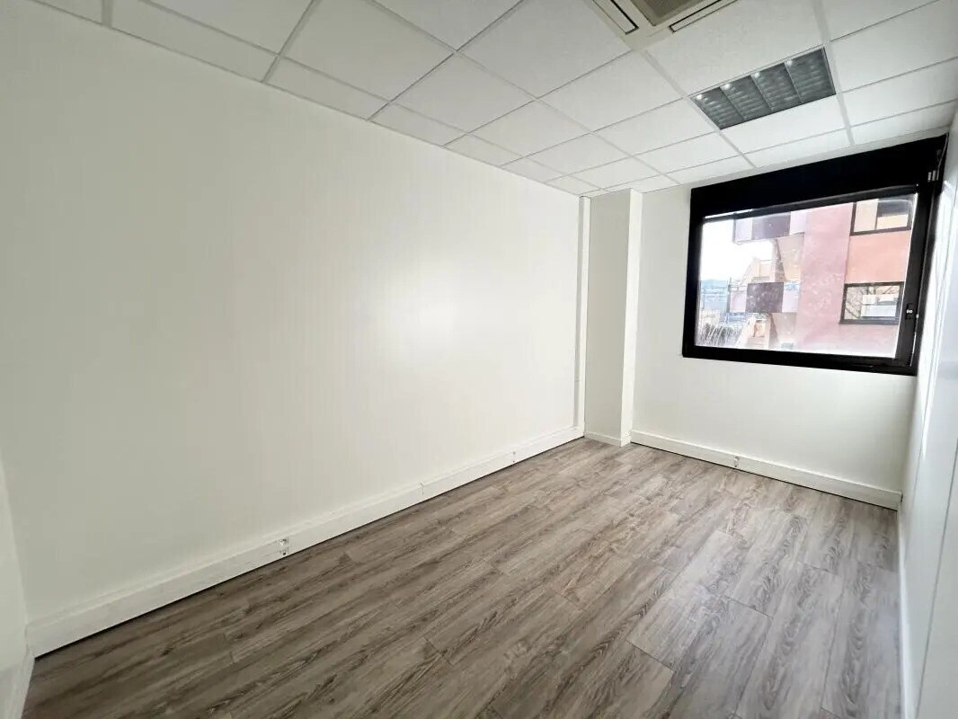 Office in Lyon for lease Interior Photo- Image 1 of 7