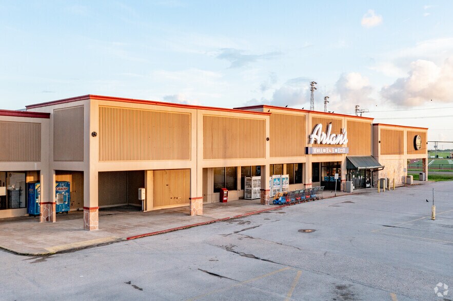 301-327 S Brazosport Blvd, Freeport, TX for sale - Primary Photo - Image 1 of 1