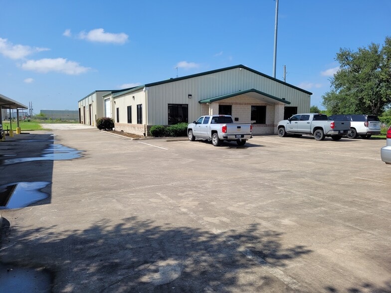 589 Stonegate Dr, Katy, TX for sale - Building Photo - Image 1 of 7