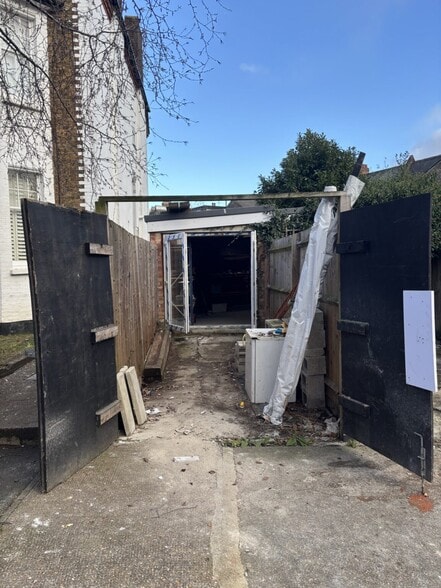 Storage 2 Ashlake Road, London for lease - Primary Photo - Image 2 of 3