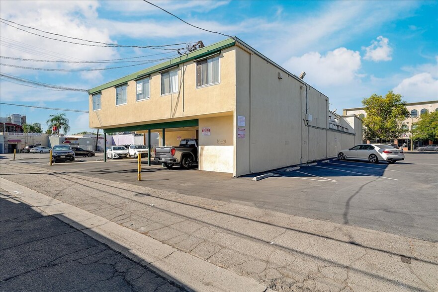 7220-7222 Owensmouth Ave, Canoga Park, CA for sale - Building Photo - Image 3 of 10