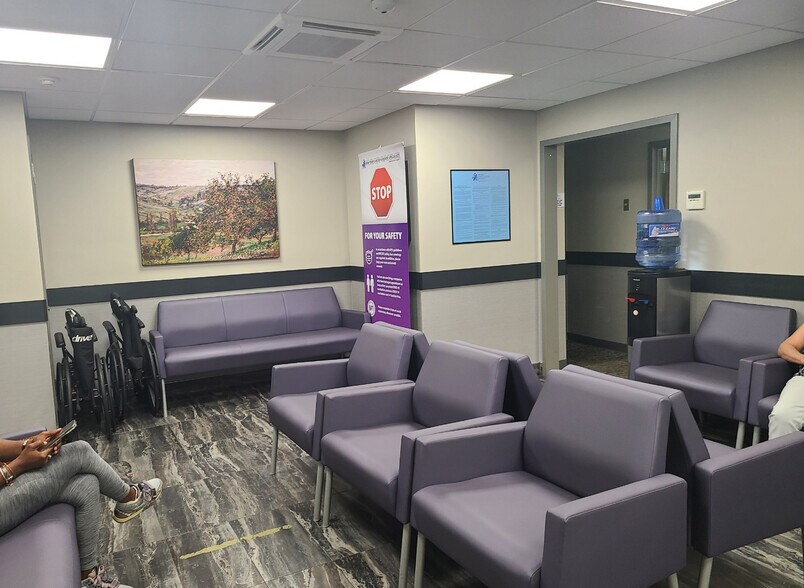 375 E Main St, Bay Shore, NY for lease - Building Photo - Image 3 of 12