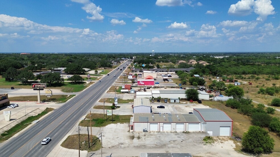 1237 W Oaklawn Rd, Pleasanton, TX for lease - Building Photo - Image 3 of 24