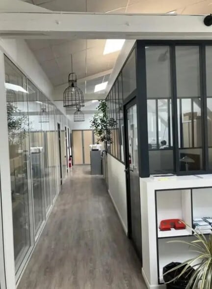 Industrial in Montrouge for lease - Interior Photo - Image 3 of 9