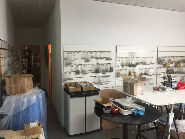 Flex in Vitrolles for lease - Interior Photo - Image 2 of 4