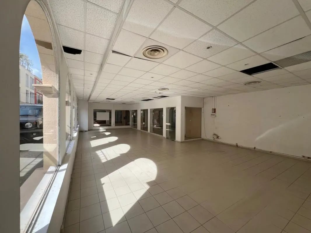 Retail in Saint-Tropez for lease Building Photo- Image 1 of 9