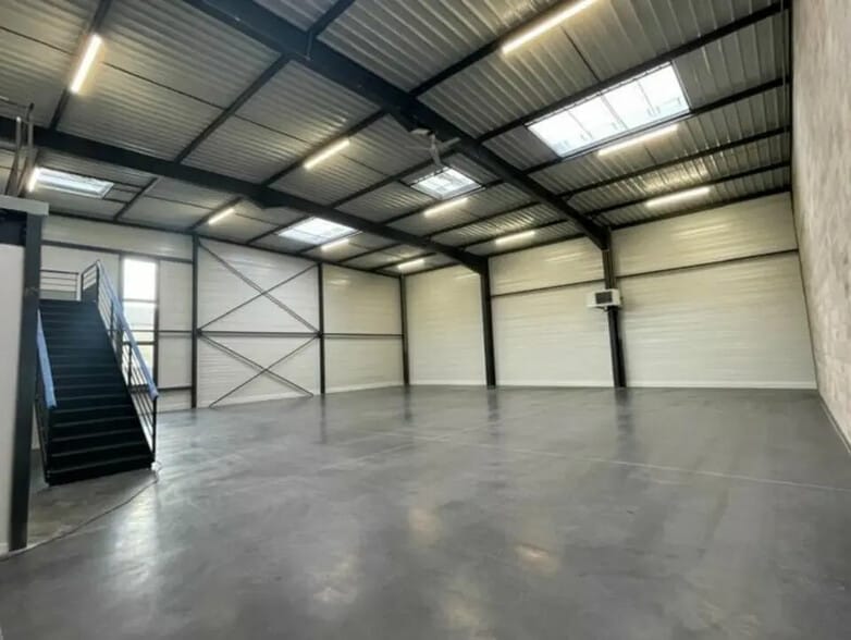 Flex in Saint-Priest for lease - Interior Photo - Image 3 of 11