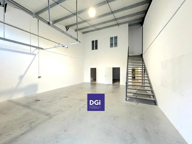 Flex in Nîmes for lease - Interior Photo - Image 2 of 5