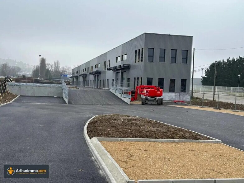 Office in Bourgoin-Jallieu for lease - Building Photo - Image 3 of 10