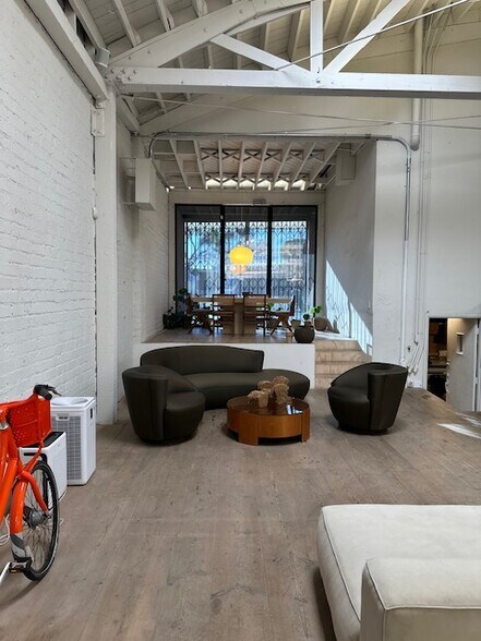 642 Almont Dr, Los Angeles, CA for lease - Building Photo - Image 3 of 11