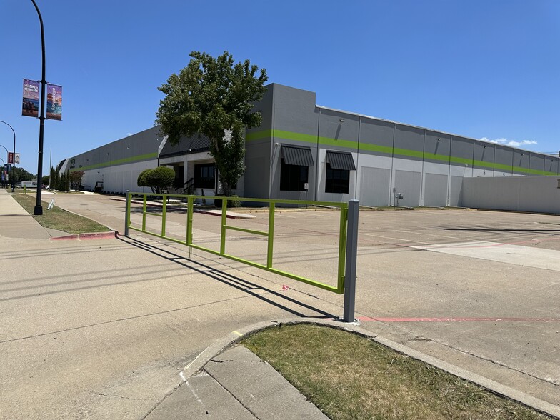 2200-2202 E Randol Mill Rd, Arlington, TX for lease - Building Photo - Image 3 of 23