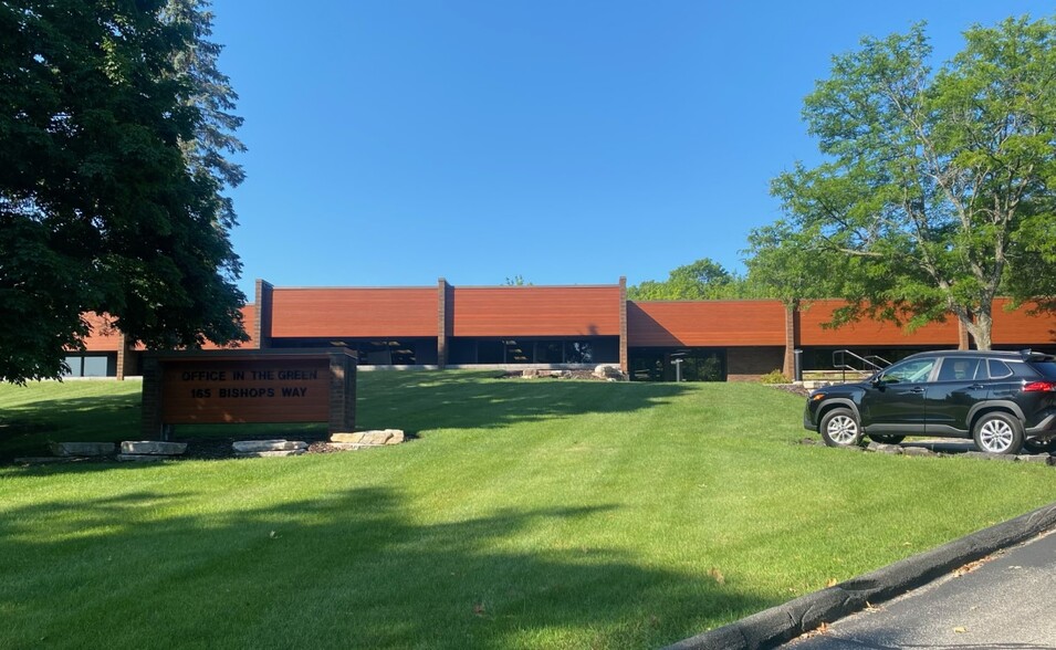 165 Bishops Way, Brookfield, WI for lease - Building Photo - Image 1 of 4