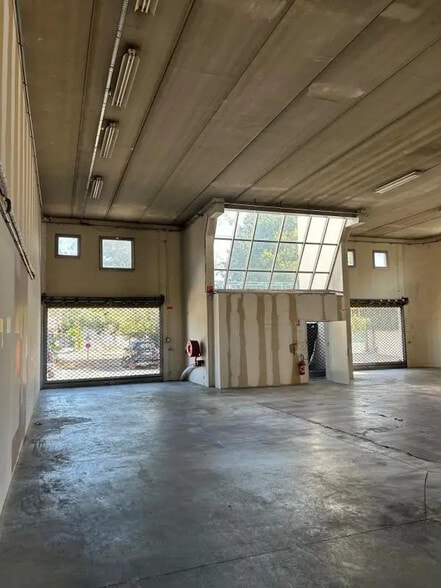 Retail in Aubagne for lease - Interior Photo - Image 2 of 6