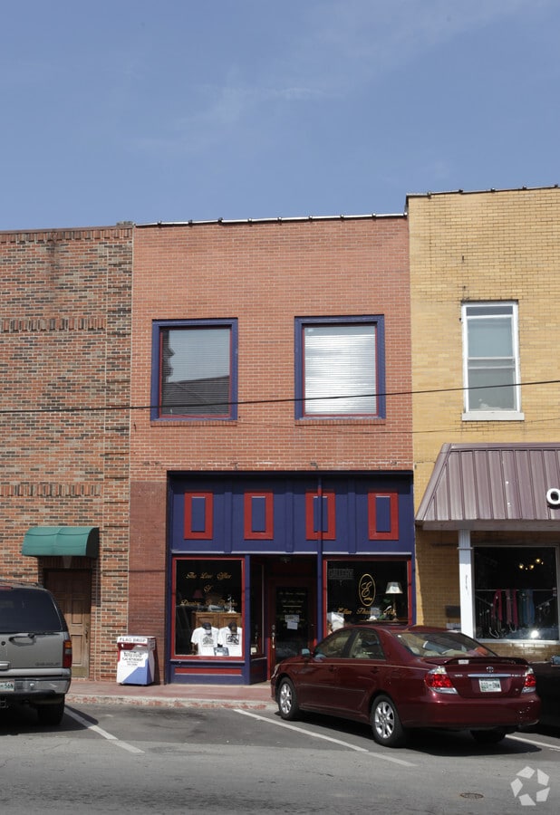 102 College St S, Madisonville, TN 37354