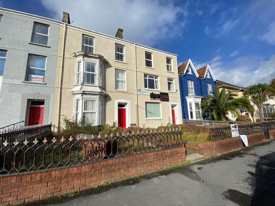 10-12 Queen Victoria Rd, Llanelli for sale Primary Photo- Image 1 of 1