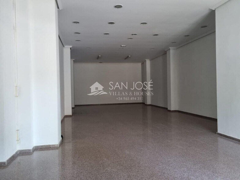 Retail in Cristina for sale - Building Photo - Image 2 of 5