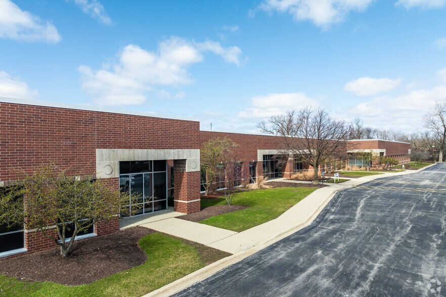 1471 Business Center Dr, Mount Prospect, IL for lease - Building Photo - Image 2 of 5