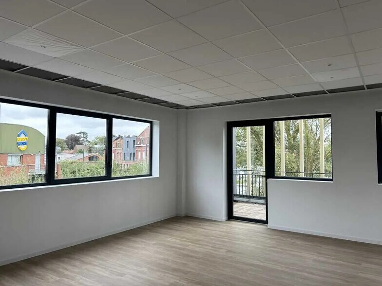 Flex in Tourcoing for lease - Interior Photo - Image 3 of 5