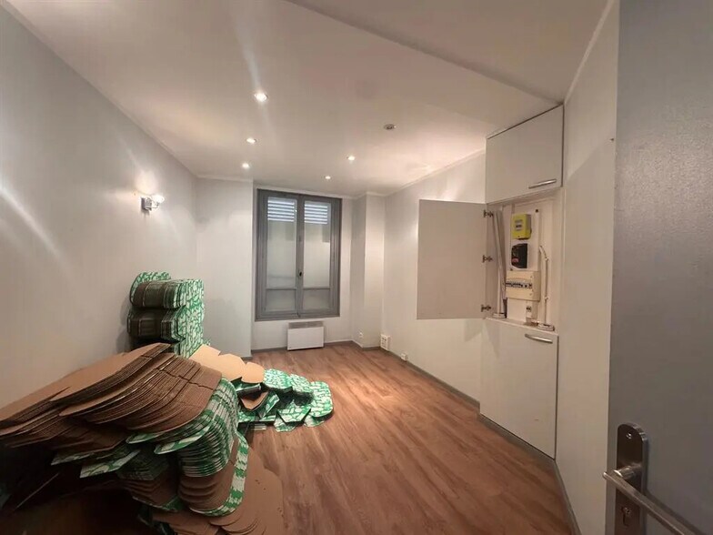 Retail in Paris for lease - Interior Photo - Image 2 of 4