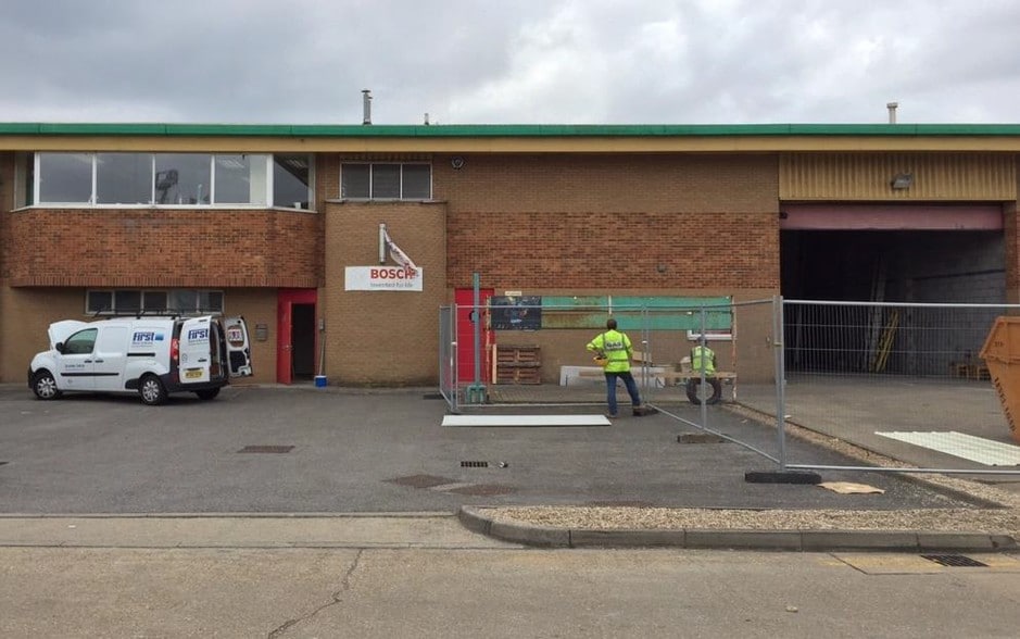 Willow Ln, Mitcham for lease - Primary Photo - Image 2 of 2