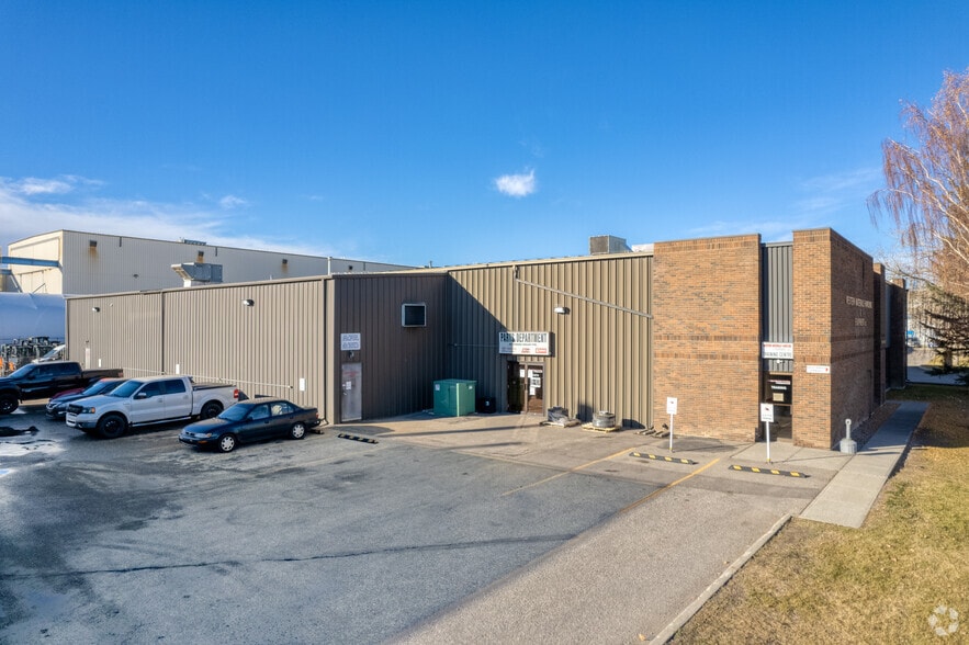 7805 46 St SE, Calgary, AB for sale - Primary Photo - Image 1 of 4