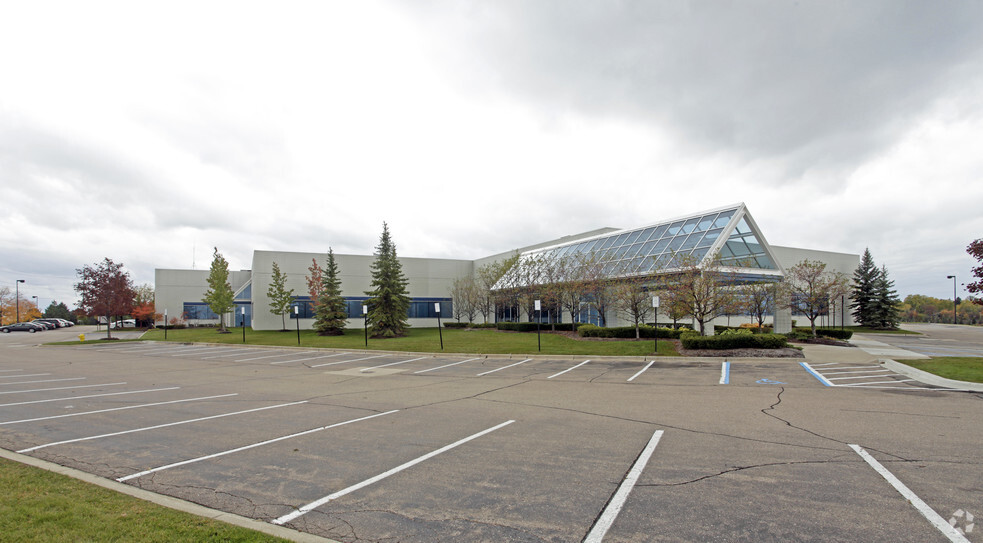 2500 Centerpoint Pky, Pontiac, MI for lease - Primary Photo - Image 1 of 11