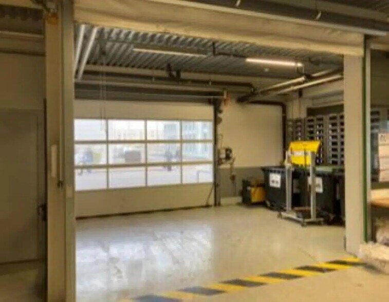 Flex in Vénissieux for lease - Building Photo - Image 3 of 16