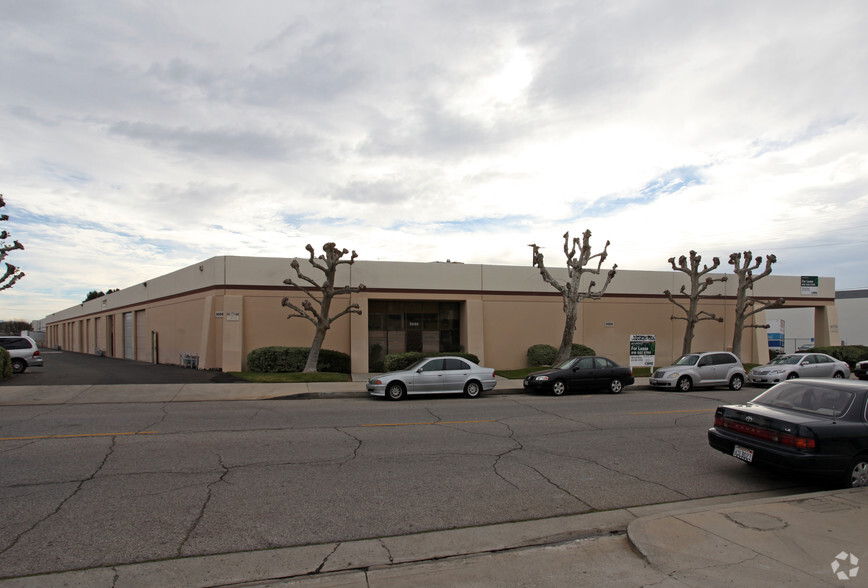 9666 Owensmouth Ave, Chatsworth, CA for lease - Building Photo - Image 2 of 7