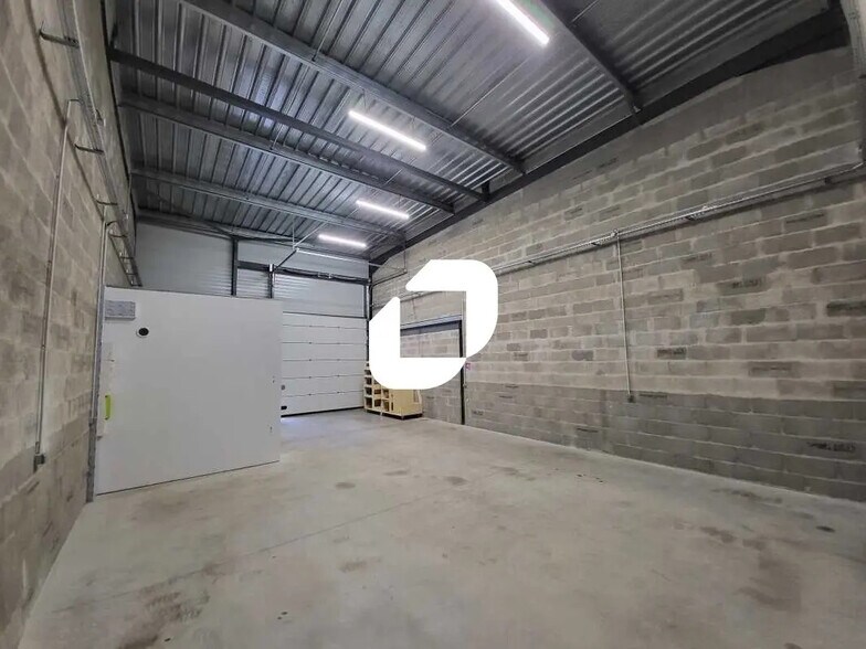 Flex in Pessac for lease - Interior Photo - Image 2 of 5