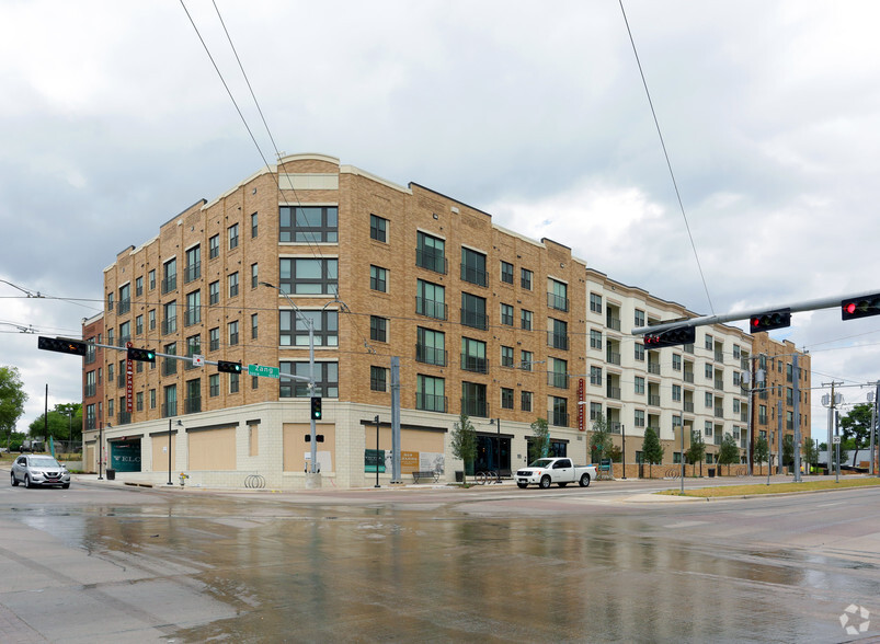 195 W Davis St, Dallas, TX for lease - Building Photo - Image 1 of 84