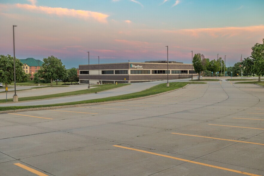 7100 Westown Pky, West Des Moines, IA for sale - Building Photo - Image 1 of 1