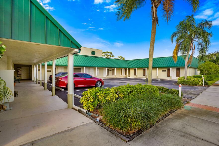 611 SW Federal Hwy, Stuart, FL for lease - Building Photo - Image 1 of 9