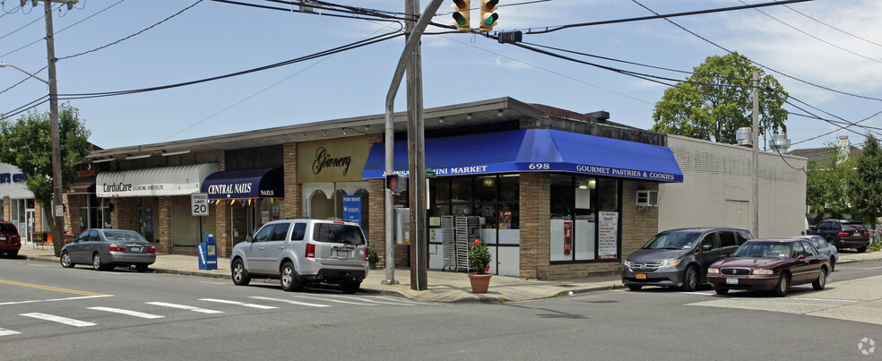 692 Central Ave, Cedarhurst, NY for lease - Primary Photo - Image 2 of 3