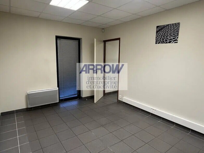 Flex in Bouaye for lease - Building Photo - Image 2 of 5