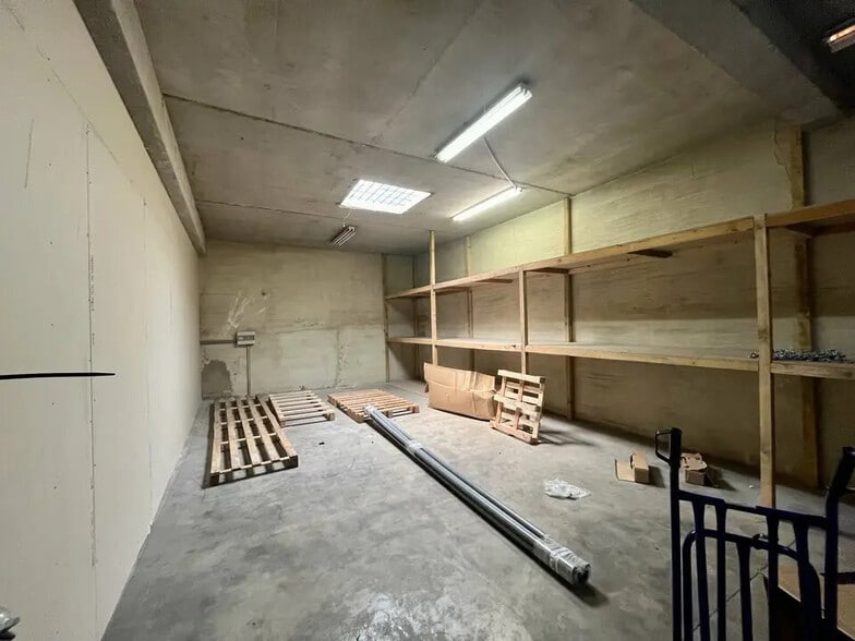 Industrial in Avignon for lease - Interior Photo - Image 3 of 11