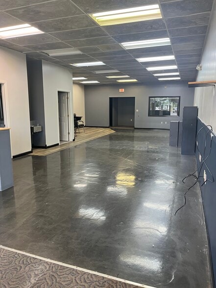 8395-8417 Oswego Rd, Liverpool, NY for lease - Building Photo - Image 2 of 13