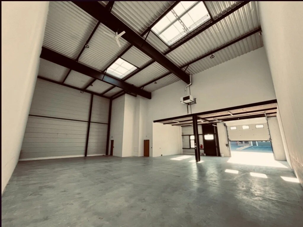 Flex in Saint-Priest for lease Interior Photo- Image 1 of 4