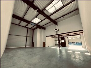 Flex in Saint-Priest for lease Interior Photo- Image 1 of 4