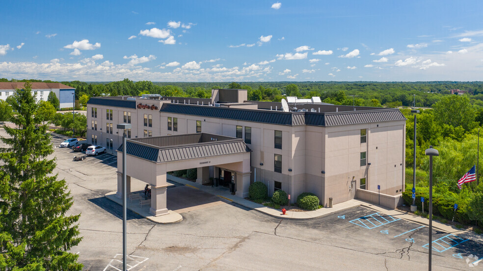 500 Center Dr NW, Grand Rapids, MI for sale - Building Photo - Image 1 of 1