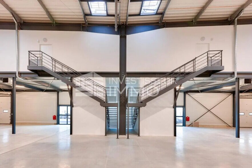 Office in Wissous for lease - Interior Photo - Image 1 of 5