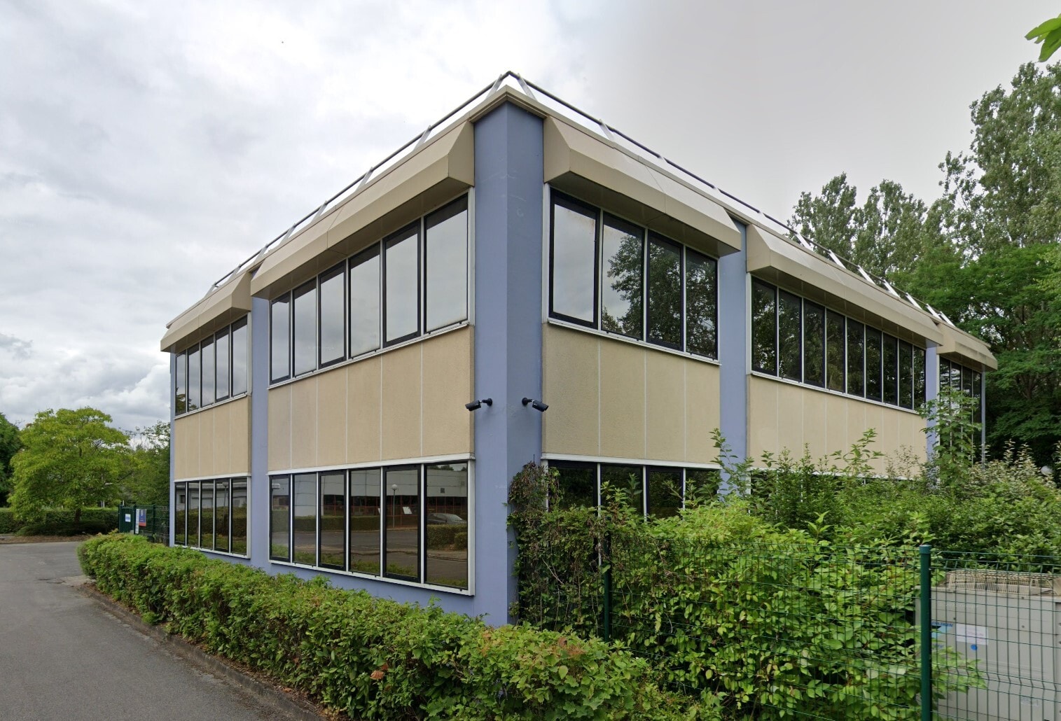 Office in Saint-Thibault-des-Vignes for lease Primary Photo- Image 1 of 2