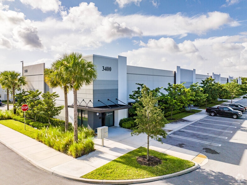 3400 NW 27th Ave, Pompano Beach, FL for lease - Primary Photo - Image 1 of 8